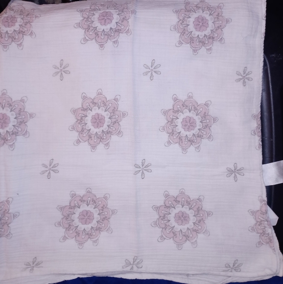 4 Cotten Baby Blankets - Picture 2 of 11